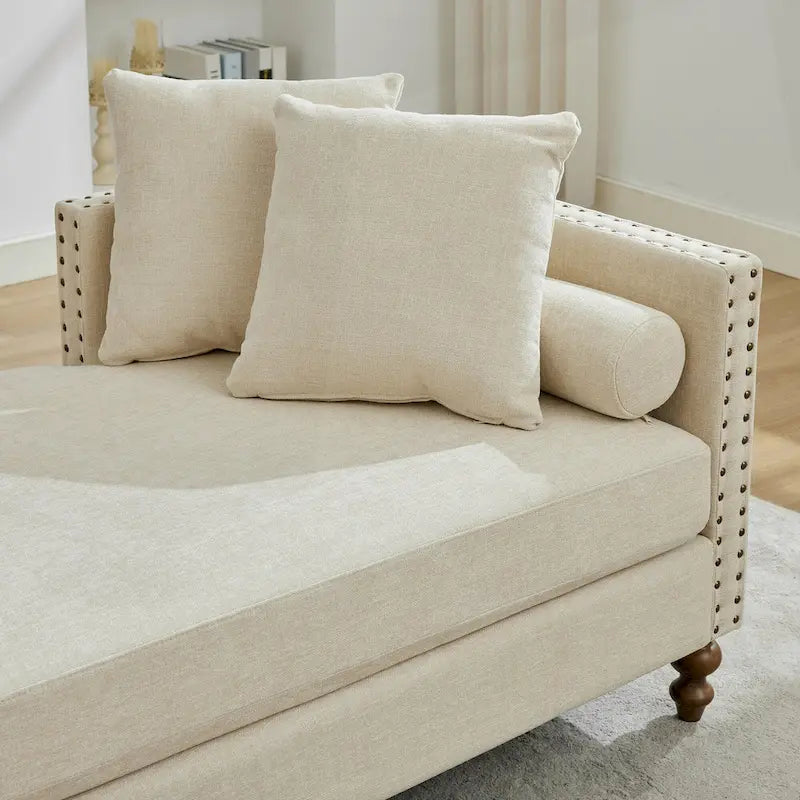 Gepolsterte Chaiselongue mit Chenillebezug und Nagelkopfbesatz