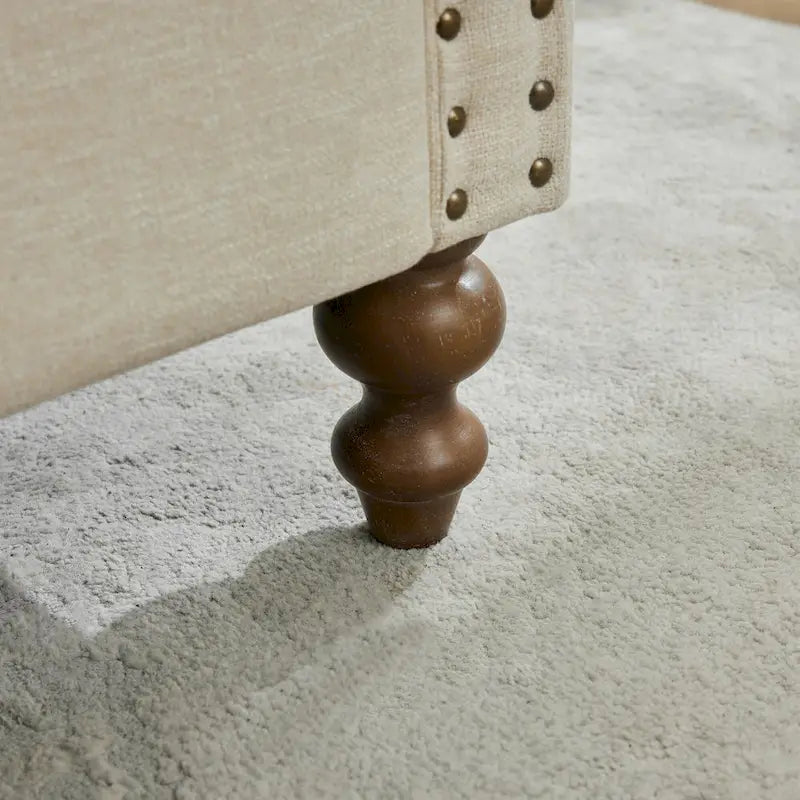 Gepolsterte Chaiselongue mit Chenillebezug und Nagelkopfbesatz