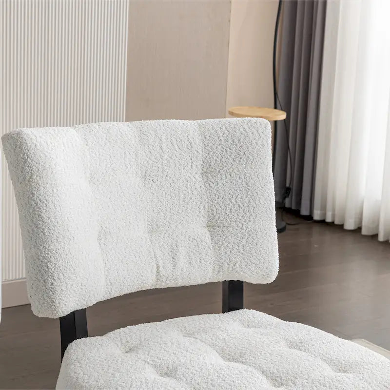 Gesteppter Bouclé-Akzentstuhl – übergroßer Slipper-Stil