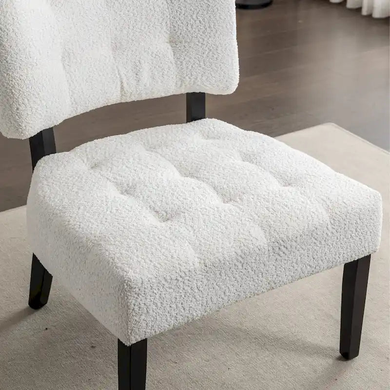 Gesteppter Bouclé-Akzentstuhl – übergroßer Slipper-Stil