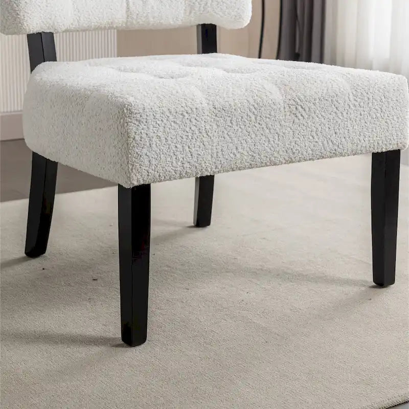 Gesteppter Bouclé-Akzentstuhl – übergroßer Slipper-Stil